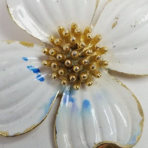 Vintage Crown Trifari White Enamel and Gold Tone Flower Brooch, Signed Stained - Picture 3 of 8
